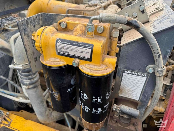 2013-deere-250d-image-40