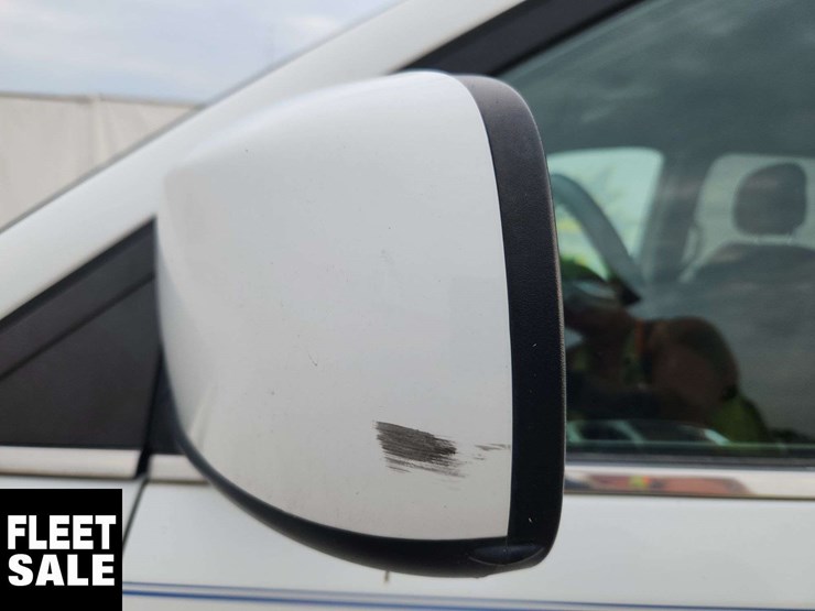 2015-chrysler-town-&-country-image-59