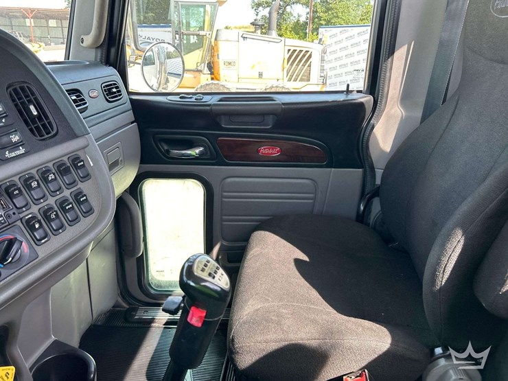 2020-peterbilt-389-image-21