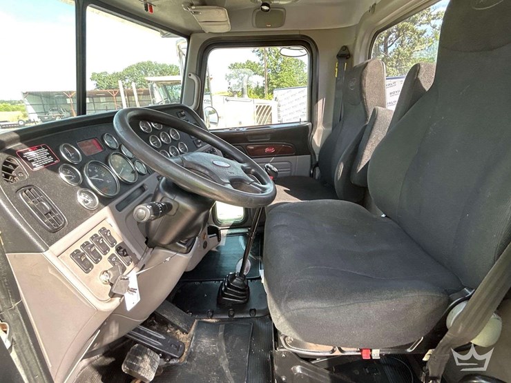 2020-peterbilt-389-image-14