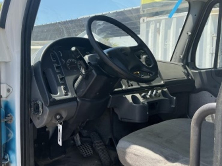 2013-freightliner-m2-106-image-25