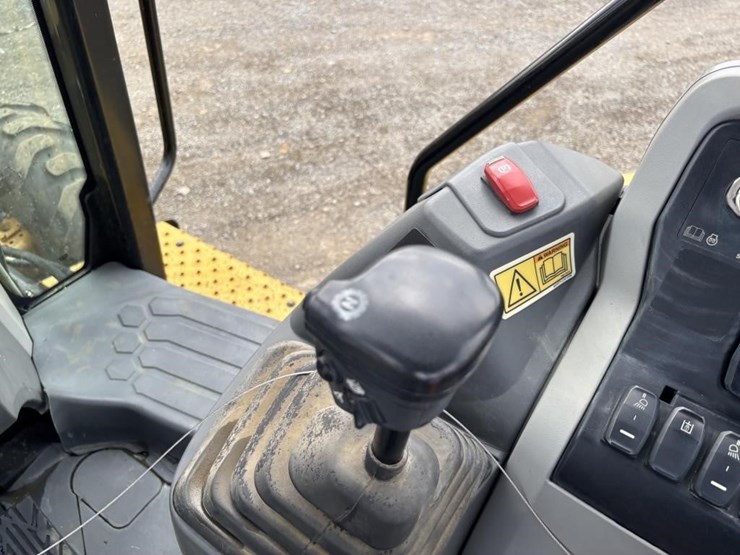 2022-caterpillar-430-image-36