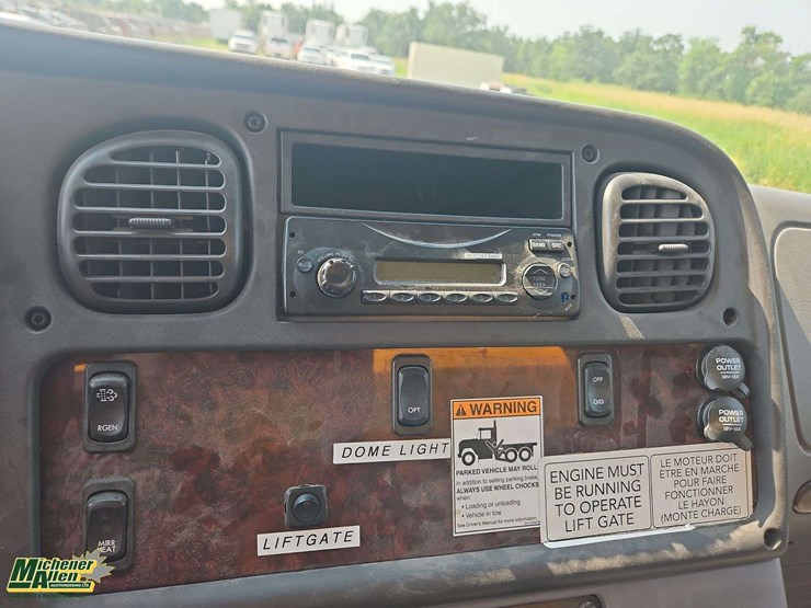 2015-freightliner-m2-106-image-16
