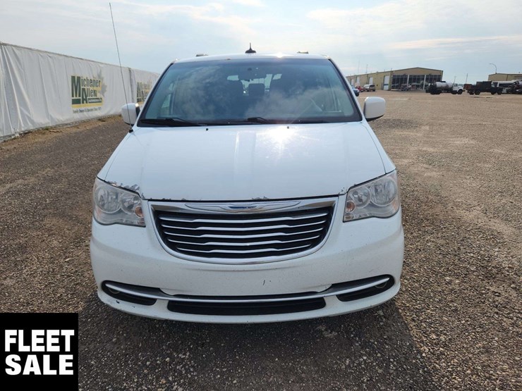 2016-chrysler-town-&-country-image-8