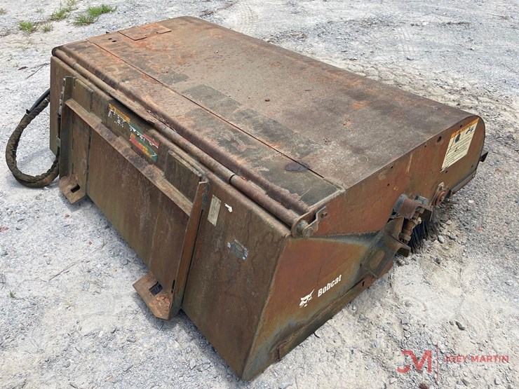 bobcat-72"-sweeper-skid-steer-attachment-image-3