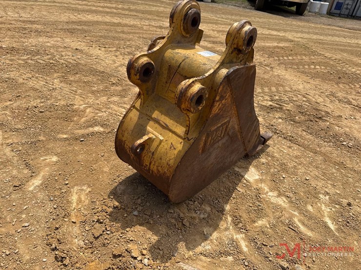 cat-18"-tooth-bucket-excavator-attachment-image-2