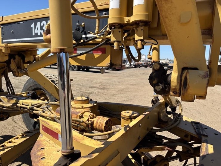 2005-caterpillar-143h-image-11