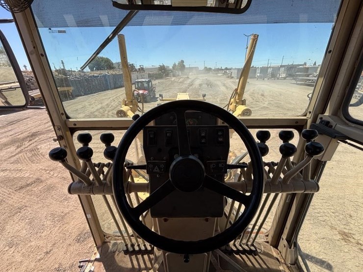 2005-caterpillar-143h-image-40