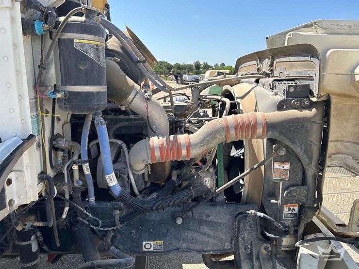 2017-peterbilt-337-image-9