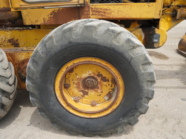allis-chalmers-m100-motor-grader-image-17