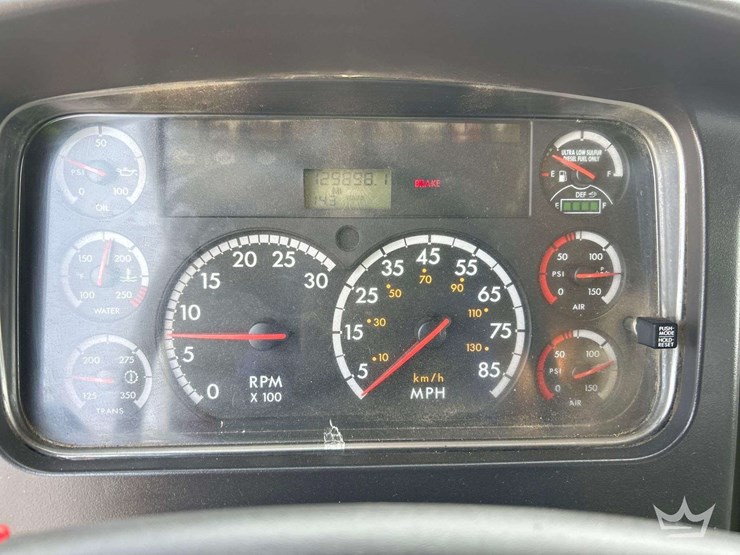 2013-freightliner-m2-106-image-22