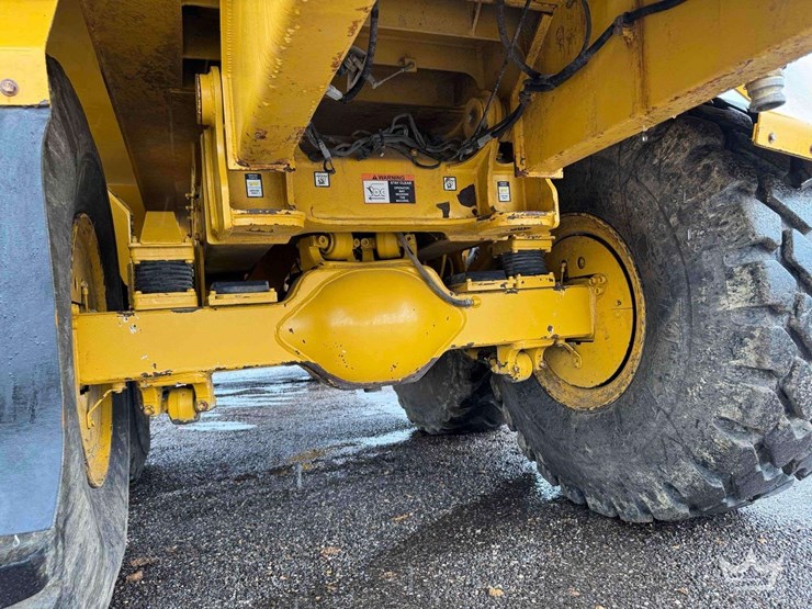 2013-deere-250d-image-23