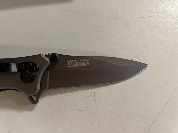 #10819-•-tactical-drop-point-serrated-lock-back-knife-image-4