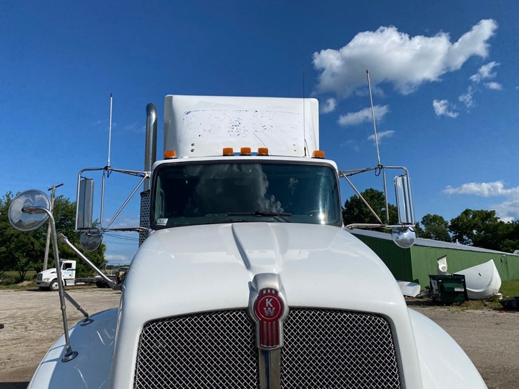 2018-kenworth-t440-image-8