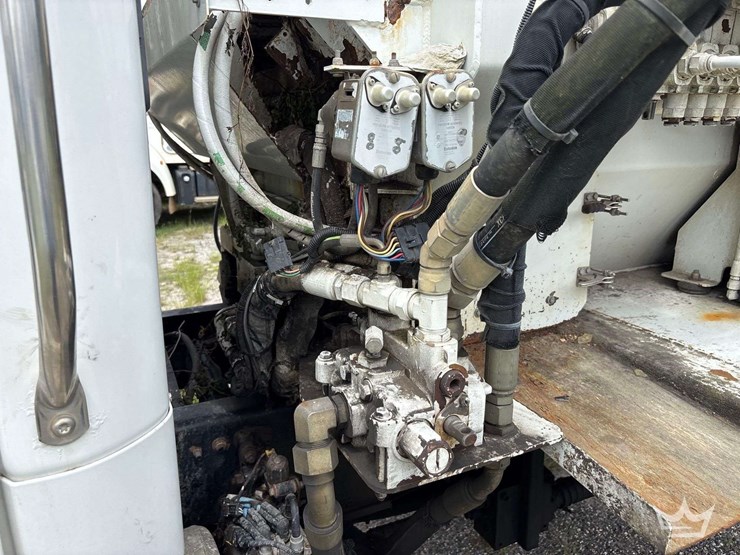 2019-freightliner-m2-106-image-20