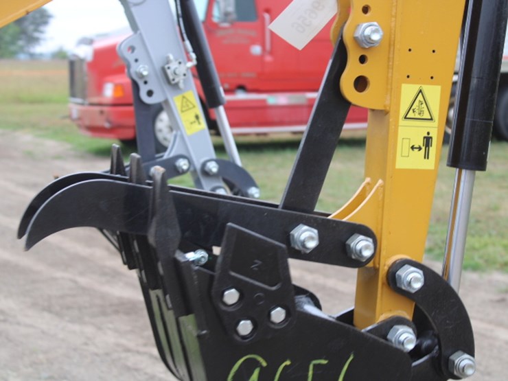 #9656-•-rt15r-mini-excavator-image-3