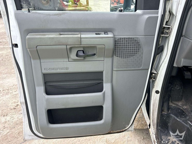 2012-ford-cargo-image-16