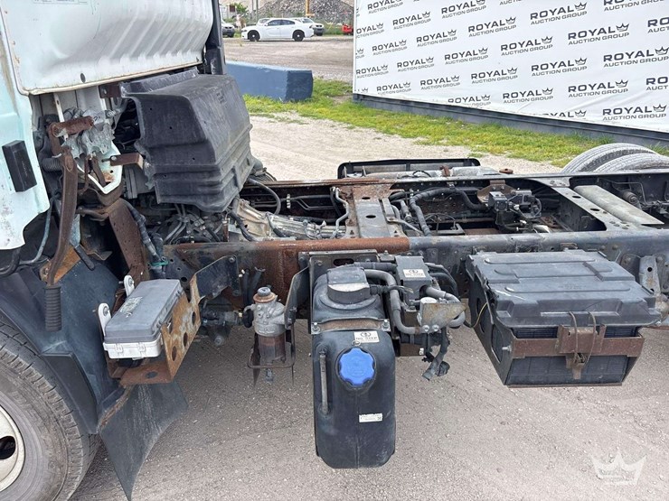 2011-isuzu-npr-image-19