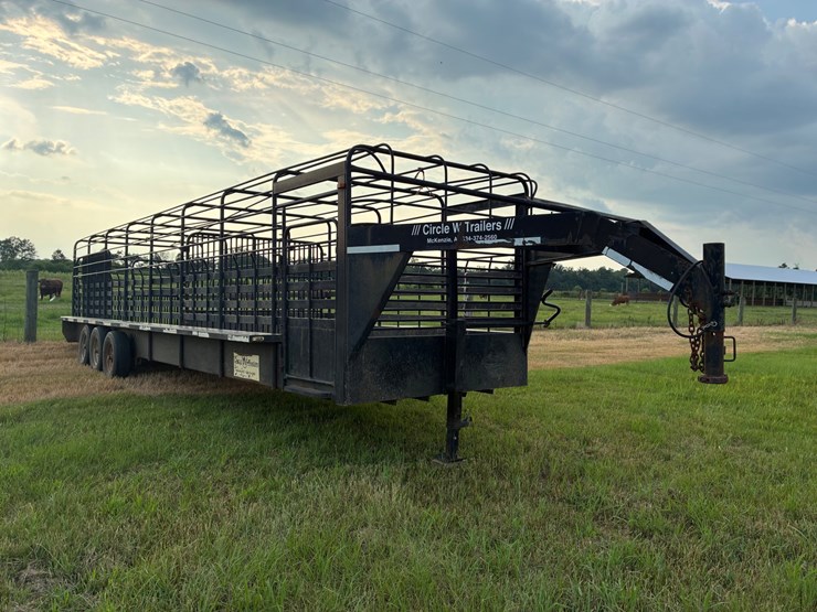 #13484-•-2011-circle-w-32ft-stock-trailer-image-2