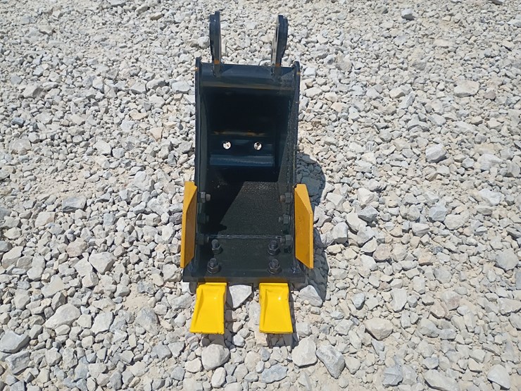 #l63-037-•-8"-bucket-mini-excavator-attachment-image-1