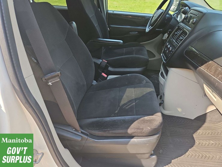 2013-dodge-grand-caravan-sxt-image-29