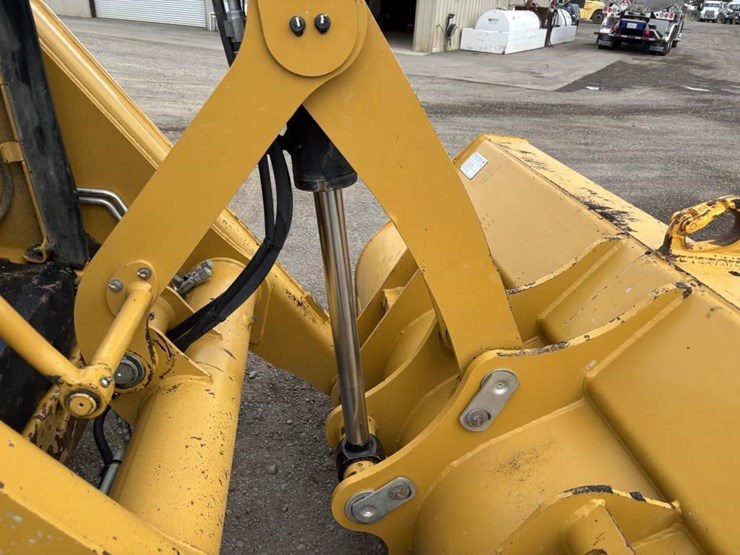 2022-caterpillar-430-image-13