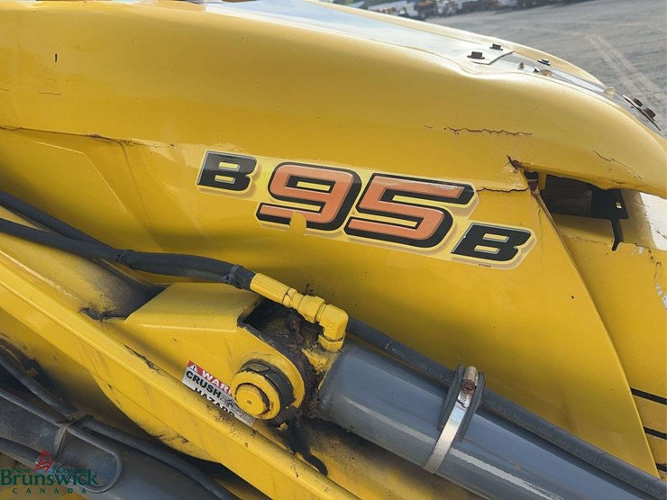 new-holland-b95b-image-17