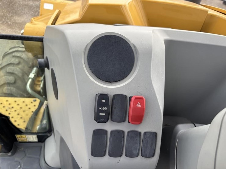 2022-caterpillar-430-image-32