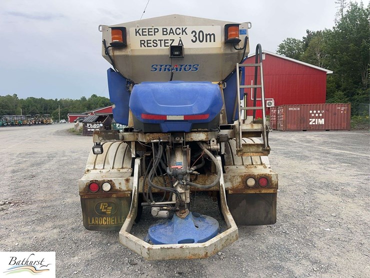 2010-freightliner-m2-106-image-6