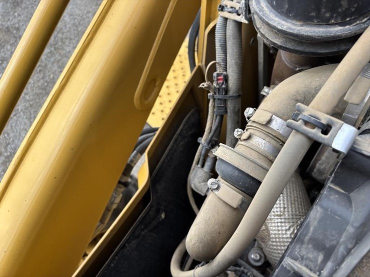 2022-caterpillar-430-image-52