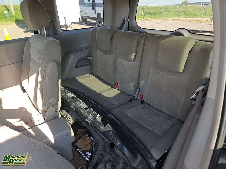 2013-nissan-quest-image-16