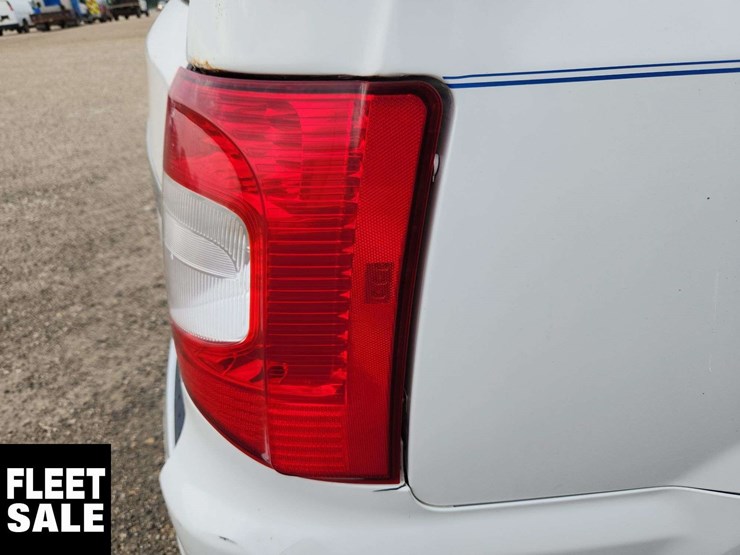 2015-chrysler-town-&-country-image-70