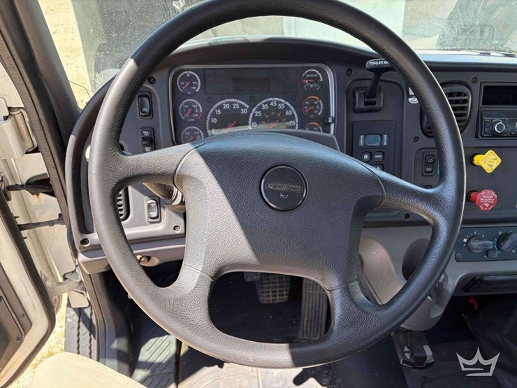 2017-freightliner-m2-106-image-14
