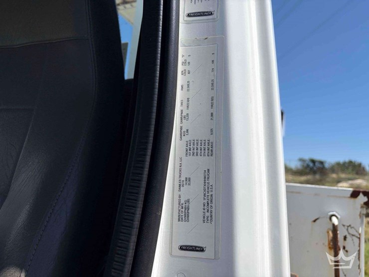 2017-freightliner-m2-106-image-5