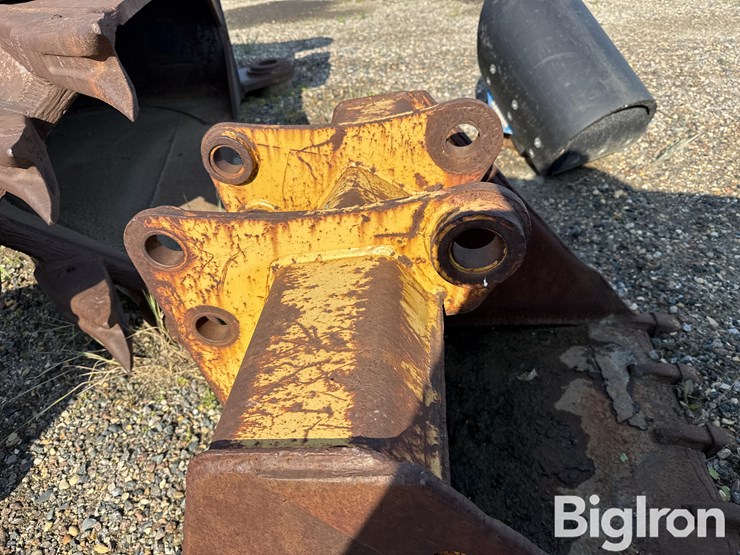 caterpillar-backhoe-bucket-image-11