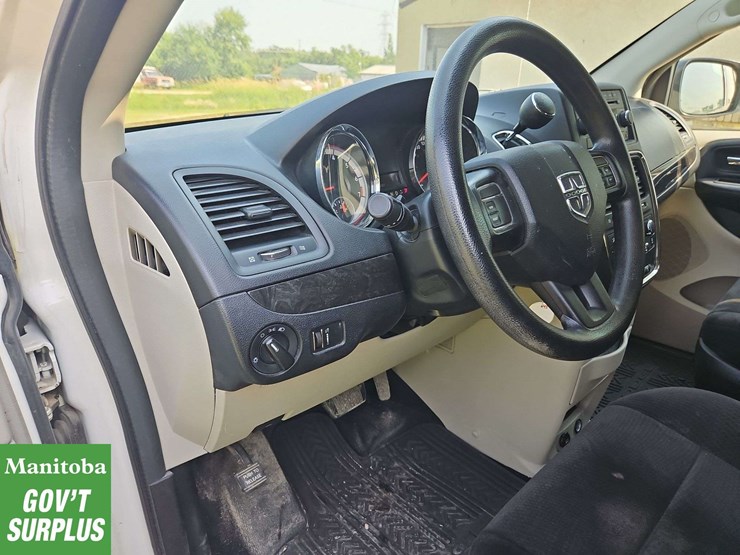 2013-dodge-grand-caravan-sxt-image-15