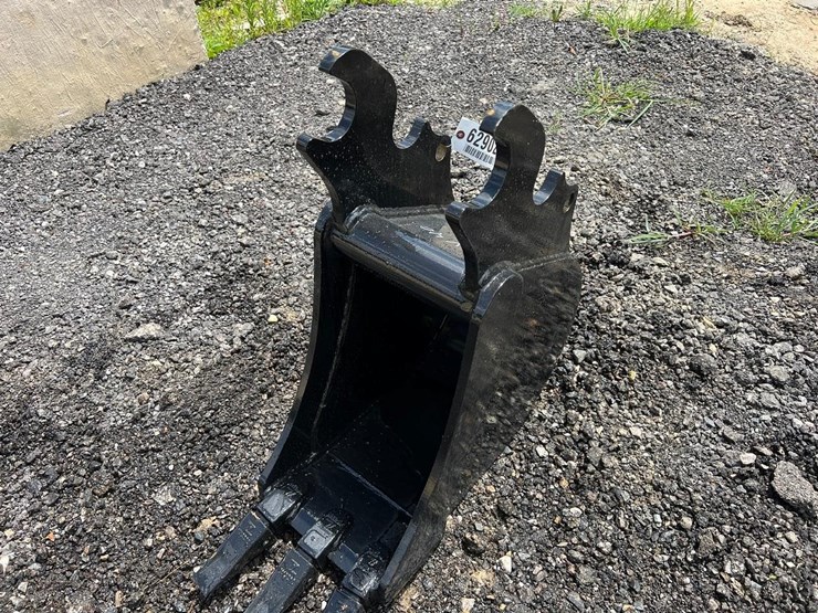 12”-quick-attach-excavator-bucket-for-kx40-image-1