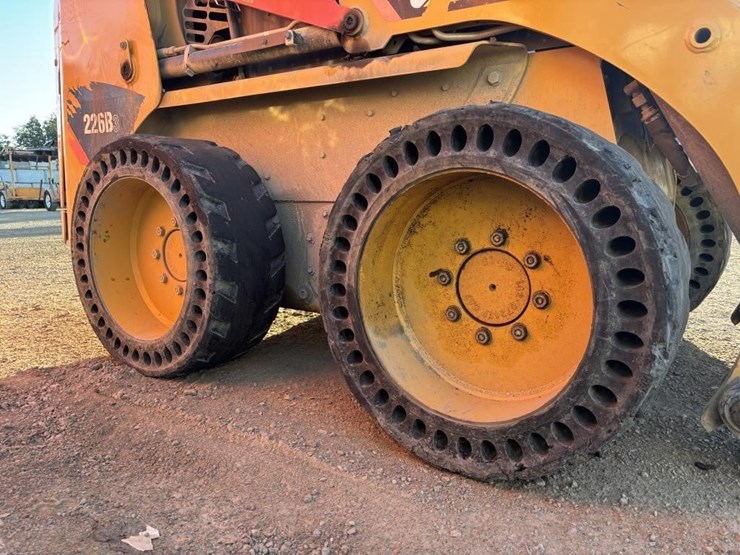 2014-caterpillar-226b3-image-16