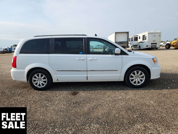 2016-chrysler-town-&-country-image-7