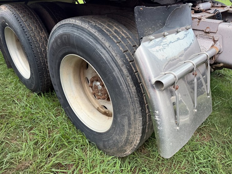 1989-peterbilt-379-image-11
