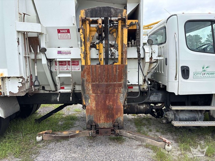 2019-freightliner-m2-106-image-12