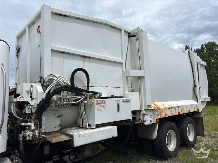 2019-freightliner-m2-106-image-10