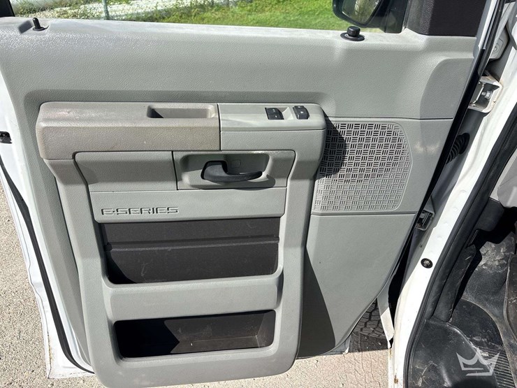 2014-ford-cargo-image-12