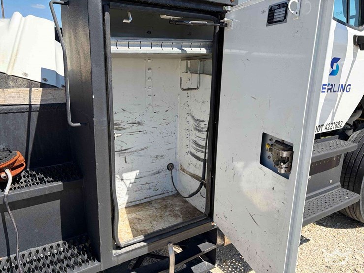 2018-freightliner-m2-106-image-22