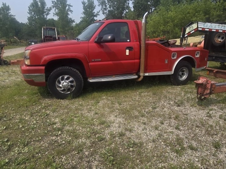 2004-chevrolet-silverado-3500-image-1