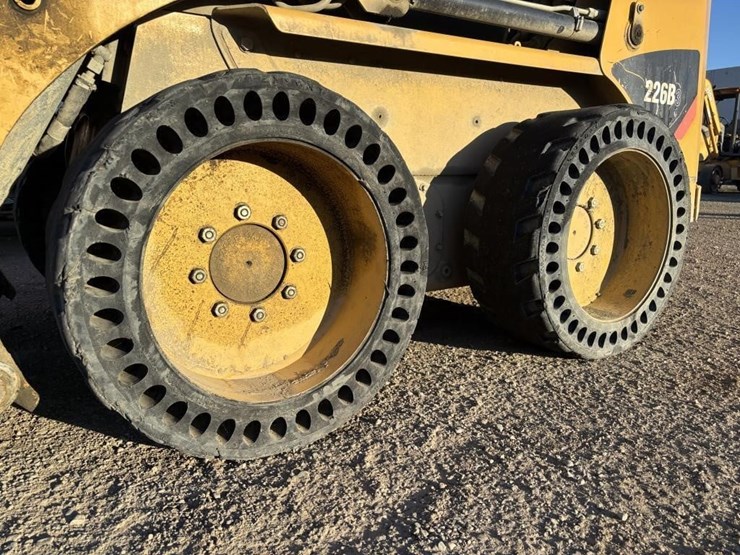 2014-caterpillar-226b3-image-13