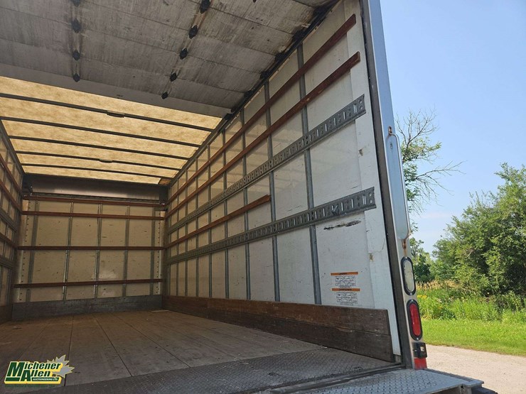 2015-freightliner-m2-106-image-38