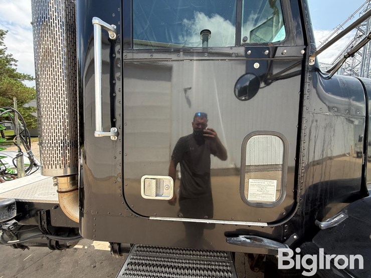 1999-freightliner-fld120-image-17