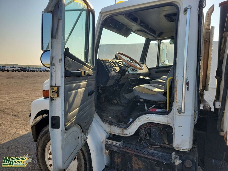 2000-freightliner-fl80-image-15