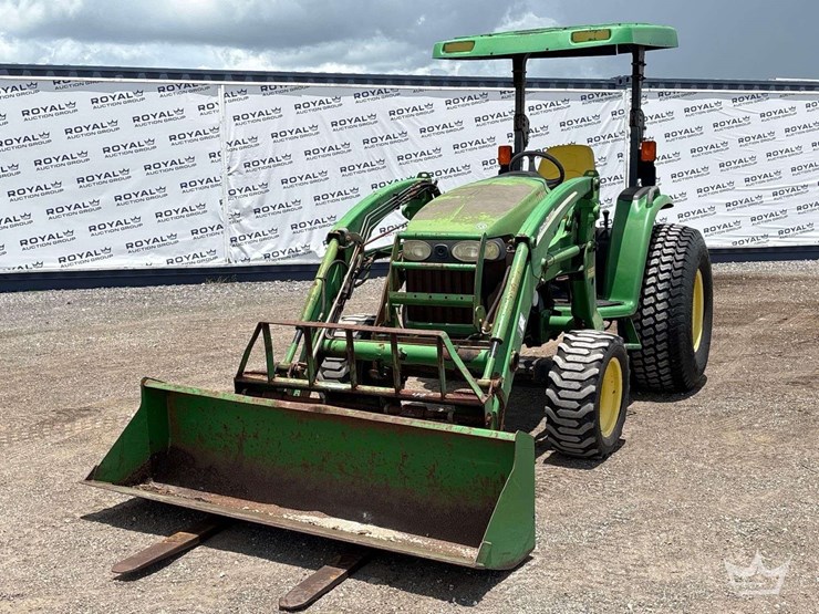 john-deere-utility-loader-tractor-image-1